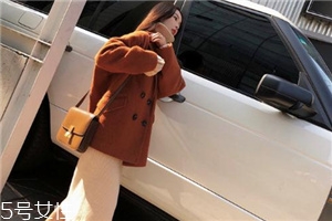 羊绒大衣粘毛是料子不好吗,什么料子的大衣不粘毛 羊绒大衣粘毛是料子不好吗,什么料子的大衣不粘毛