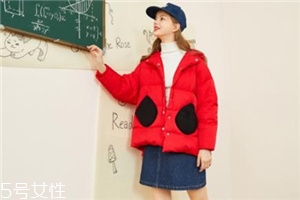 中长款红色羽绒服搭配什么颜色毛衣,2021羽绒服流行什么颜色