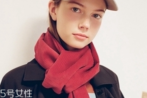 冬天围巾什么颜色好看,冬天的围巾什么颜色好搭配衣服