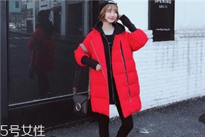 红色羽绒服搭配什么裤子好看,今年流行什么颜色的羽绒服女