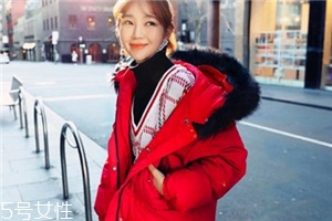 红色羽绒服里面穿什么好看,红色羽绒服里面穿什么颜色