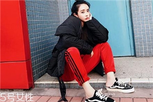 红色衣服搭配什么颜色裤子,红色裤子配什么颜色上衣好看