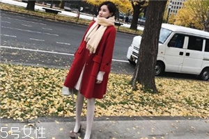 大红色大衣配什么颜色围巾好看,大红色大衣配什么颜色围巾最搭