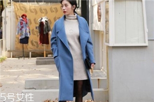 蓝色大衣里面搭配什么颜色好看,蓝色大衣里面搭配什么衣服