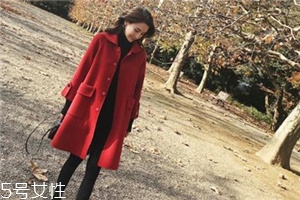 红色大衣配什么毛衣,大红色外衣配什么毛衣 红色大衣配什么毛衣,大红色外衣配什么毛衣