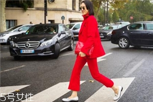 大红色包包怎么搭配衣服,大红色包包怎么搭配