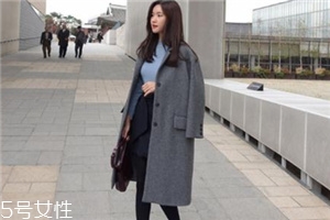 灰色大衣配什么颜色的毛衣好看,2021年流行什么颜色的毛呢大衣