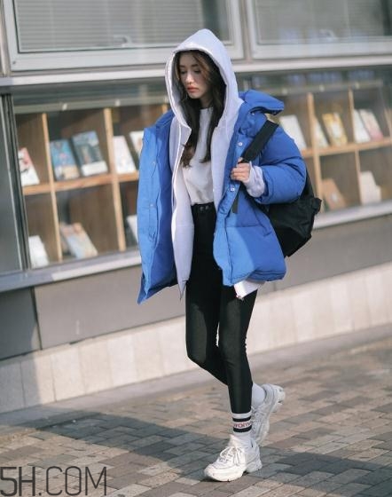 蓝色面包服怎么搭配裤子,蓝色面包服怎么搭配