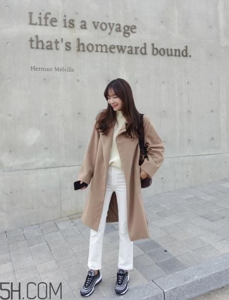 卡其色大衣怎么搭配好看,卡其色大衣搭配什么颜色内搭好看