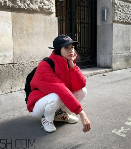 红色面包服怎么搭配裤子,红色面包服怎么搭配衣服