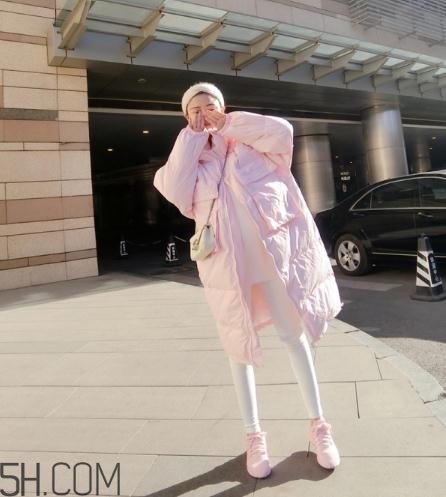 粉色面包服配什么裤子和鞋,粉色面包服配什么裤子好看