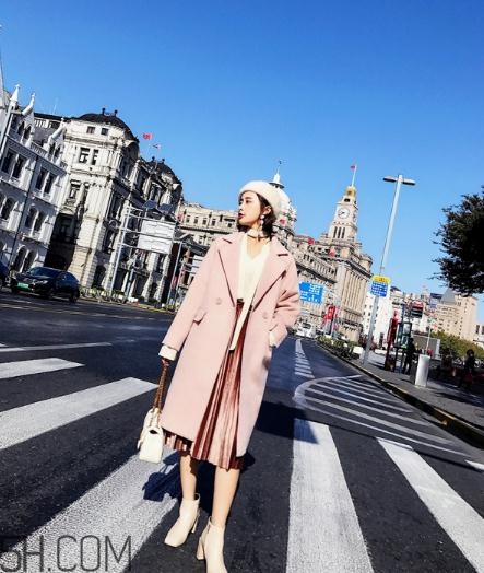 穿大衣配什么包包好看,粉色皮草内搭什么颜色好看