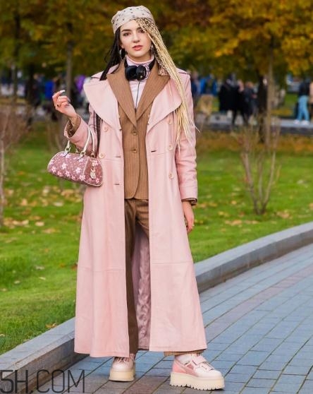 粉色包包配什么颜色衣服图片,粉色包包配什么颜色衣服好看