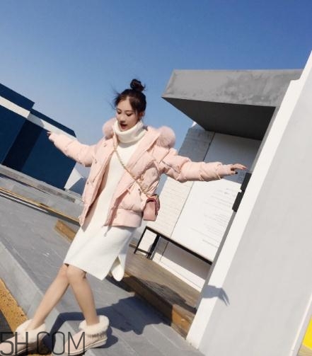 今年流行什么颜色的羽绒服女,长款羽绒服搭配什么鞋子好看