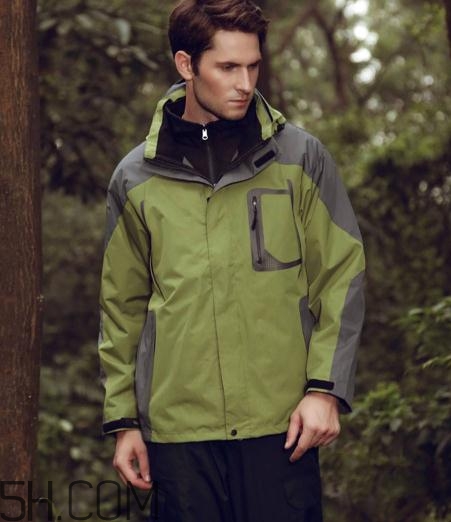 三合一冲锋衣保暖还是羽绒服保暖,三合一冲锋衣暖和还是羽绒服