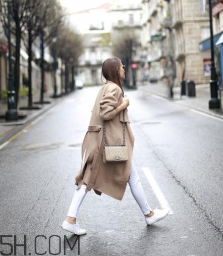 羊绒大衣配什么包包好看,羊绒大衣搭配什么包包