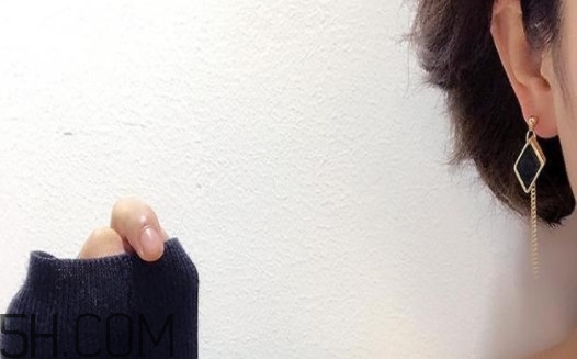 耳环适合什么样的脸型,毛球耳环搭配什么衣服