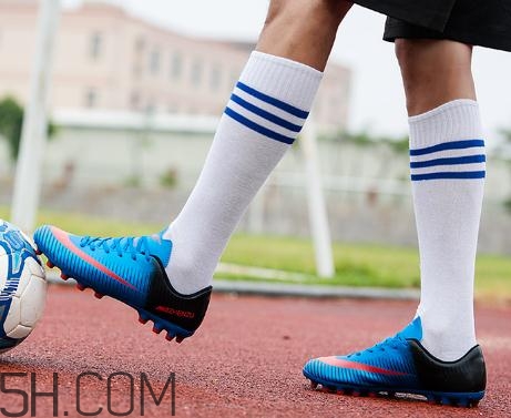 足球鞋怎么清洗,白球鞋如何清洗才能洗白干净 足球鞋怎么清洗,白球鞋如何清洗才能洗白干净