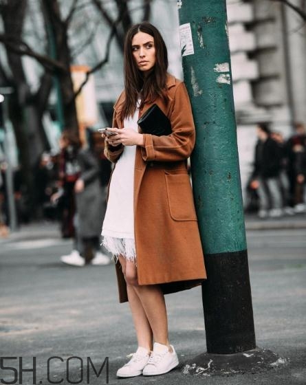 焦糖色大衣配什么鞋子好看,短款大衣配什么鞋子 焦糖色大衣配什么鞋子好看,短款大衣配什么鞋子