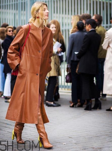 焦糖色鞋子配什么衣服好看,焦糖色衣服配什么颜色的鞋