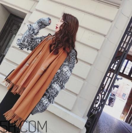 焦糖色大衣配什么围巾好看,焦糖色配什么围巾