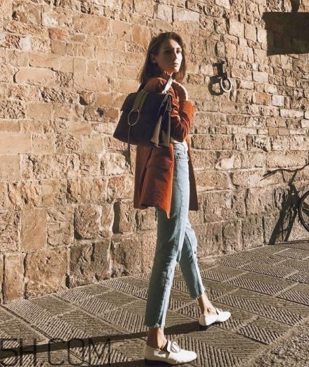 焦糖色上衣配什么裤子好看,焦糖色上衣配什么裤子图片