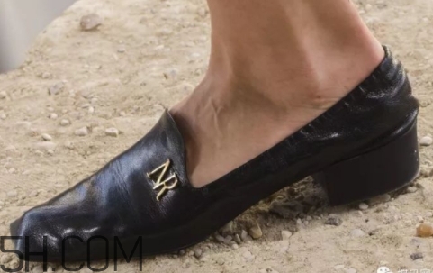 今年鞋子的流行趋势,服装秀场2021流行趋势