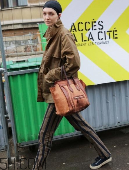 焦糖色包包搭配衣服图,焦糖色包包百搭吗