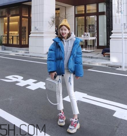 蓝色棉袄配什么裤子好看,蓝色衣服搭配什么颜色裤子