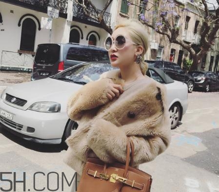 皮草粘了糖怎么处理,皮草粘上口香糖怎么处理