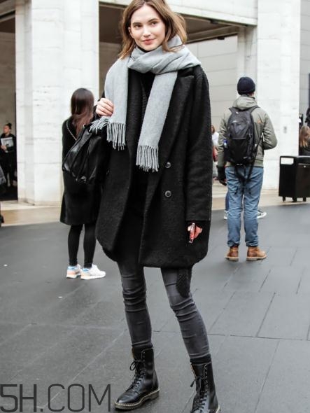 黑色大衣配什么颜色围巾好看,黑色大衣配什么颜色围巾好看图片