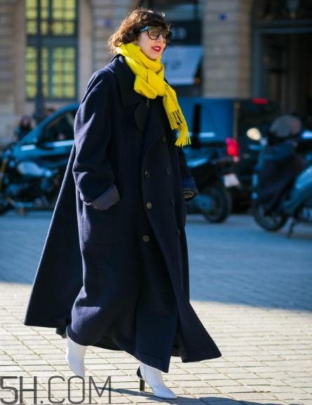 深蓝色大衣配什么颜色的围巾好看,深蓝色大衣配什么颜色围巾贵气