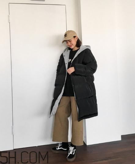 黑色大衣搭什么颜色的裤子,男生黑色棉袄配什么裤子