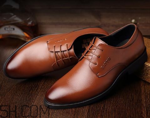 皮鞋掉色染袜子怎么办 三个方法就搞定了,黑色皮鞋掉色染袜子怎么办