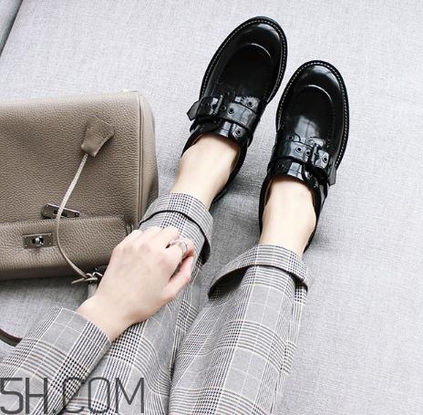 新皮鞋前面挤脚怎么办小妙招,新皮鞋前面有点挤脚怎么办