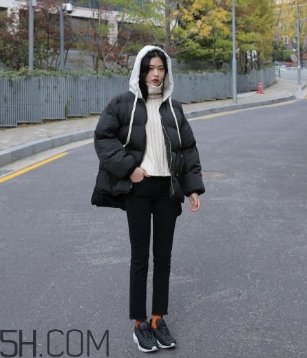 黑色面包服怎么搭配男,黑色面包服怎么搭配裤子