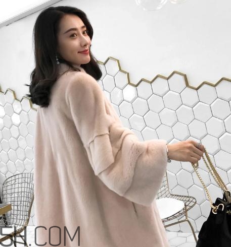 水貂绒大衣可以水洗吗,请问水貂绒大衣可以水洗吗? 水貂绒大衣可以水洗吗,请问水貂绒大衣可以水洗吗?