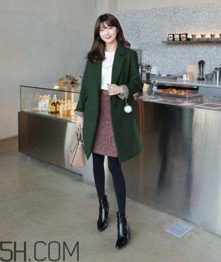 绿色大衣配什么颜色打底衫好看,墨绿色大衣配什么打底衫