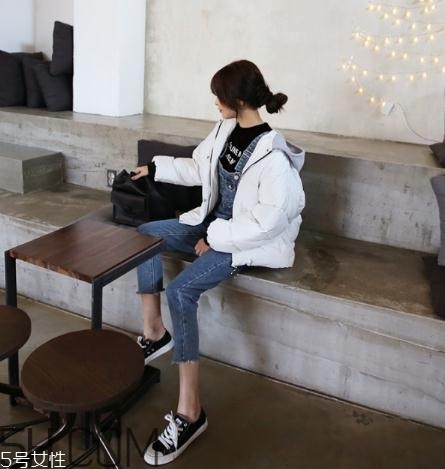 白色羽绒服怎么搭配好看,白色短款羽绒服怎么搭配
