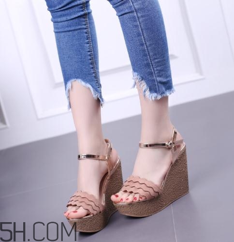 穿坡跟鞋可以开车吗,穿坡跟鞋开车违法吗