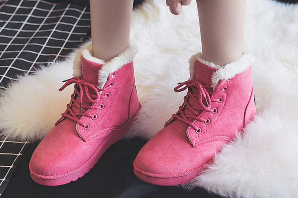 雪地靴洗完发硬怎么办,雪地靴用水清洗了变硬变色了怎么办