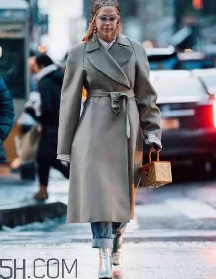 灰色大衣怎么搭配好看图片,灰色大衣配什么颜色的内搭最好看