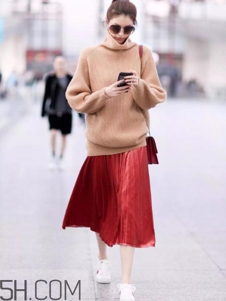 毛衣高领口高怎么搭配发型,高领毛衣搭配什么外套呢 毛衣高领口高怎么搭配发型,高领毛衣搭配什么外套呢