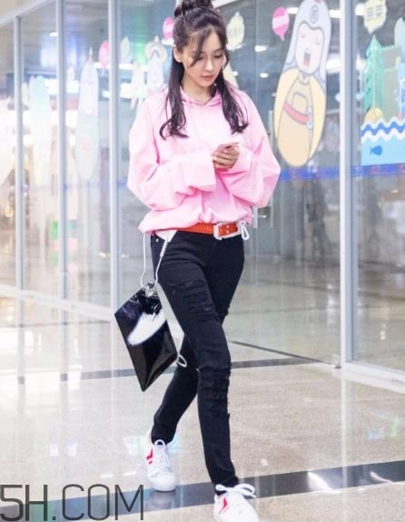 黑色卫衣如何搭配,粉色卫衣怎么搭配好看