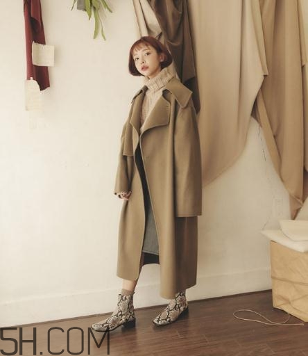 驼色大衣里面搭配什么颜色毛衣,驼色大衣里面搭配什么颜色好看