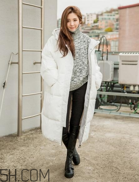 白色短款羽绒服搭配什么裙子好看,冬季穿什么颜色的羽绒服好看