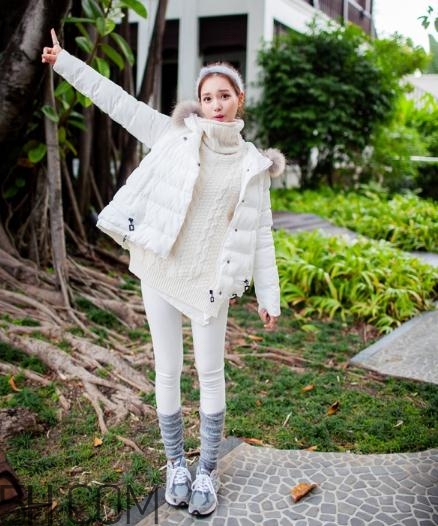 白色羽绒服配什么裤子好看,白色长款羽绒服配什么鞋子好看