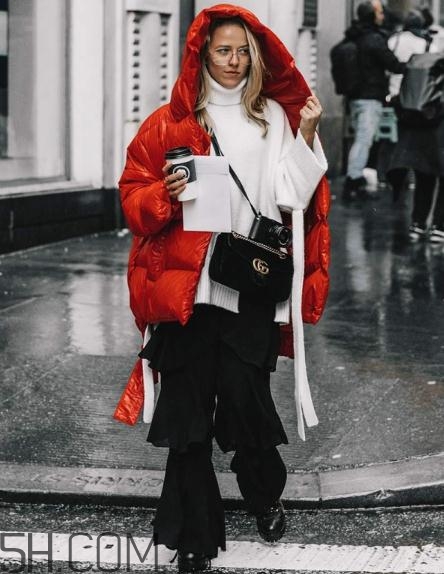 黑色短款羽绒服图片,红色羽绒服搭配图片