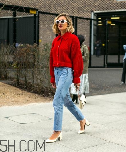 红色衣服配什么颜色包包好看,红色衣服配什么颜色包包好看图片