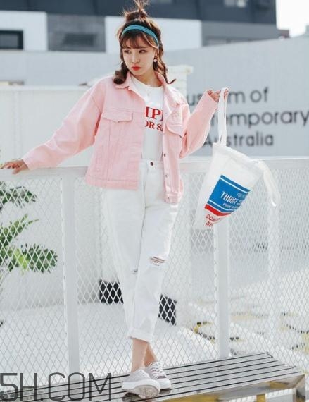 粉色衣服配什么颜色的裤子好看,粉色衣服搭配什么颜色的裤子